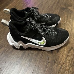 Nike Giannis Immortality "black/white"